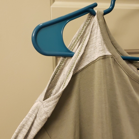 Open shoulder blouse. - Picture 3 of 5